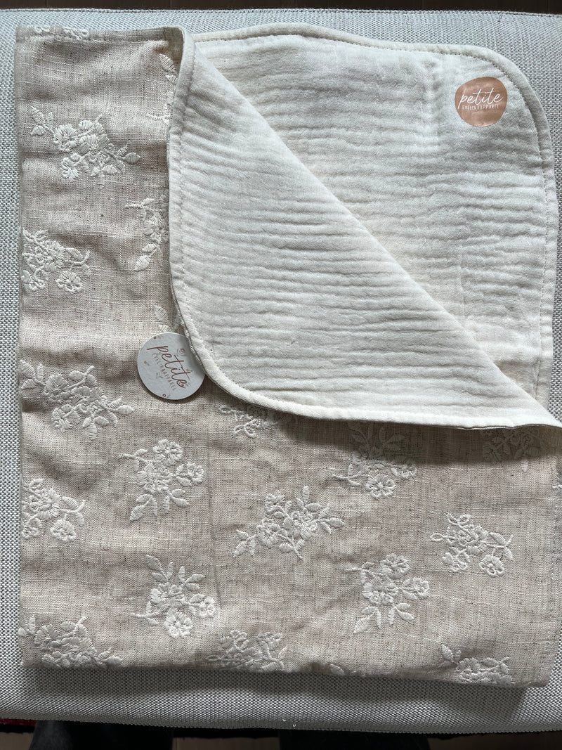 Brodert baby teppe- lin og muslin